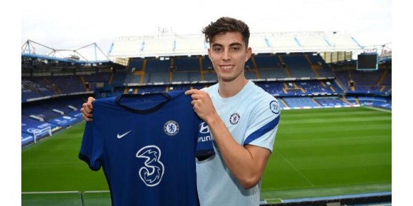 Verschiedene Fußballvereine rekrutieren Mittelfeldspieler und Verteidiger, um im Trend zu liegen